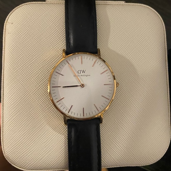 Daniel Wellington Leather Watch - Picture 2 of 9